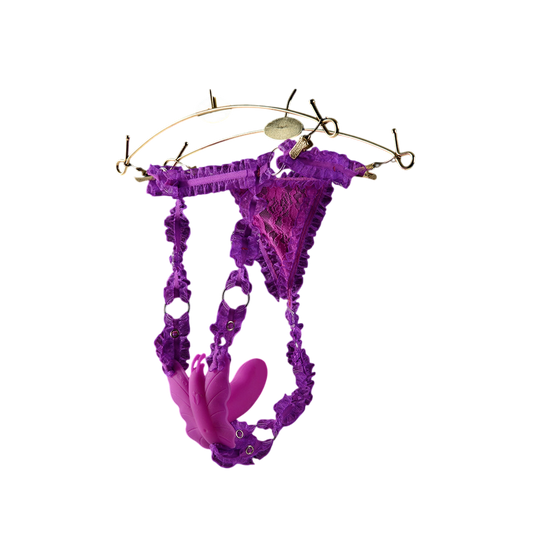 Stimulateur papillon connecte Lydia Realov en silicone violet place dans un string en dentelle violette - Oh My God'Z