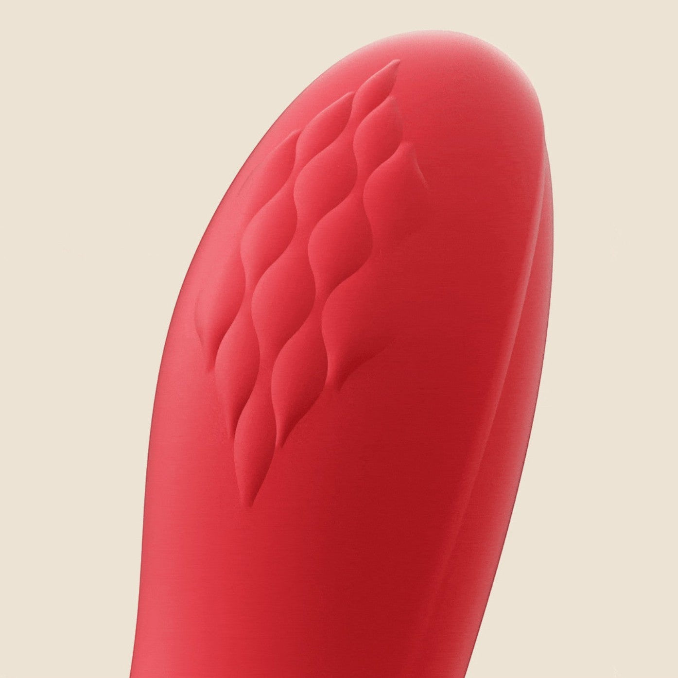 Gros plan sur la tête texturée du vibromasseur rouge avec motif de pétales en relief sur silicone - Oh My God'Z