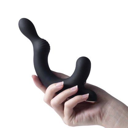 Stimulateur prostate Rocky noir en silicone tenu dans une main féminine fond blanc - Oh My God'Z