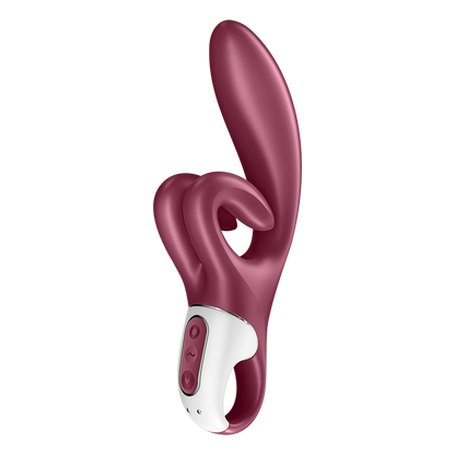 Vibromasseur rabbit Touch Me Satisfyer vue de trois quarts, silicone rouge bordeaux et base blanche - Oh My God'Z